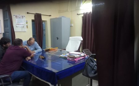 स्कूल संचालक  खनिज या शराब माफिया नहीं, उनके साथ इस प्रकार का व्यवहार क्यों?