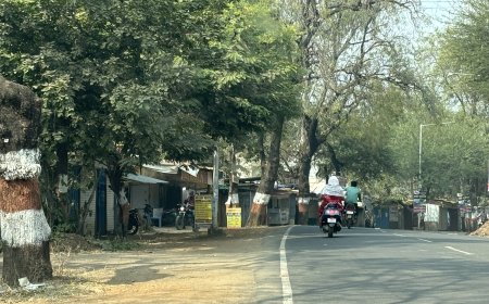 CM सभा के सामने अतिक्रमणकारियों का डेरा एक तरफ़ पुलिस महानिरीक्षक कार्यालय दूसरी साइड देहात थाना बीच में अतिक्रमणकारियों का डेरा