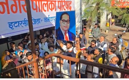 नगर पालिका होश में आओ …अंबेडकर की मूर्ति लगाओ …..