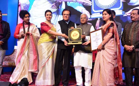 राज्यपाल ने राज्य स्तरीय मतदाता दिवस समारोह में नर्मदापुरम कलेक्टर सुश्री सोनिया मीना को सम्मानित किया