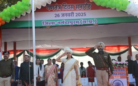 नर्मदापुरम कलेक्टर सुश्री सोनिया मीना ने फहराया तिरंगा, परेड की सलामी ली