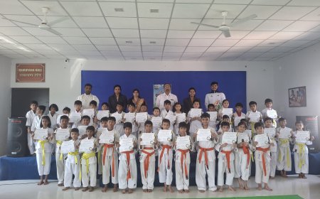 द चैम्प्स फन स्कूल में कराते बेल्ट परीक्षा आयोजित हुई बच्चों को बेल्ट दिए गए
