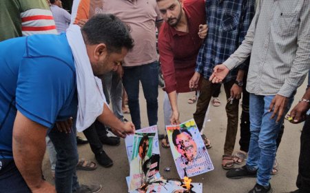 देश की बेटी कर्नल सोफिया के ख़िलाफ़  अभद्र टिप्पणी करने पर मंत्री विजय शाह के पोस्टर पर युवा कांग्रेस ने पहले पोती कालिक फिर किया आग के हवाले 