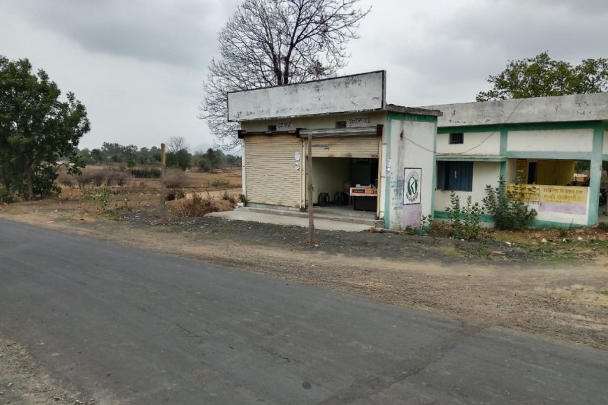 पंचायत में सरपंच पर दुकानें मनमाने ढंग से बांटने का आरोप, ग्रामीणों ने एसडीएम से की शिकायत