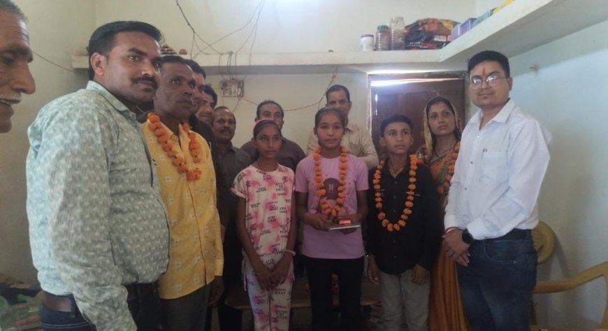 बोर्ड परीक्षा में उत्तम अंक लाने वाले छात्र छात्राओं के घर शिक्षकों ने पहुंचकर किया सम्मान
