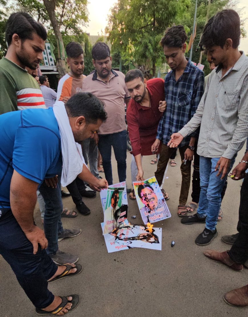 देश की बेटी कर्नल सोफिया के ख़िलाफ़ अभद्र टिप्पणी करने पर मंत्री विजय शाह के पोस्टर पर युवा कांग्रेस ने पहले पोती कालिक फिर किया आग के हवाले