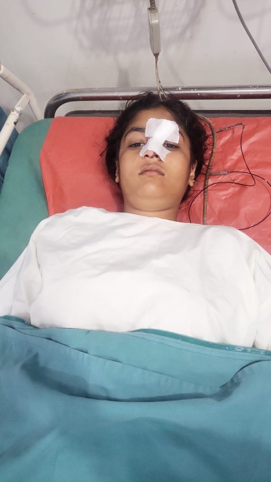 तेज़ रफ़्तार कार का टायर फटने से गंभीर हादसा