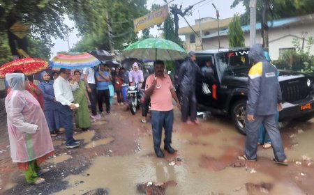 सड़क की समस्या को लेकर शिक्षकों का प्रदर्शन, 