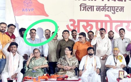 प्राचार्य के खिलाफ एनएसयूआई का गुस्सा फूट पड़ा , कार्यकर्ताओं ने प्राचार्य के कक्ष के बाहर प्राचार्य की फोटो चस्पा कर उसे विद्यार्थी परिषद का गमछा पहनाकर यह आरोप लगाया
