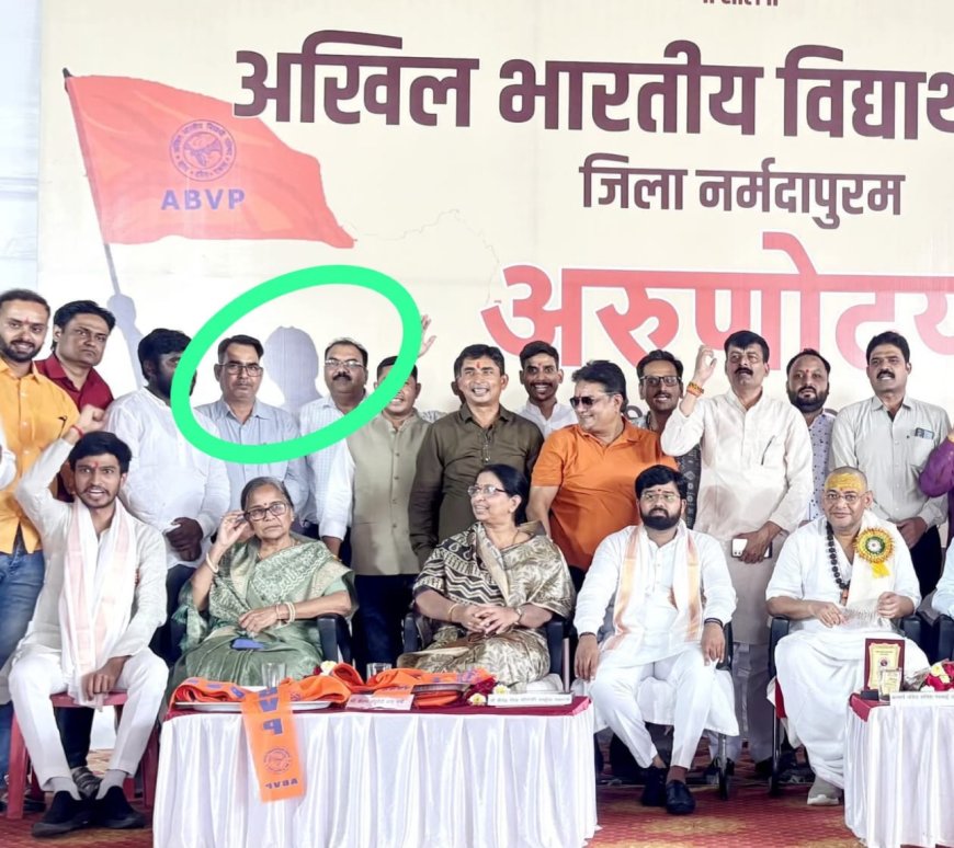 प्राचार्य के खिलाफ एनएसयूआई का गुस्सा फूट पड़ा , कार्यकर्ताओं ने प्राचार्य के कक्ष के बाहर प्राचार्य की फोटो चस्पा कर उसे विद्यार्थी परिषद का गमछा पहनाकर यह आरोप लगाया