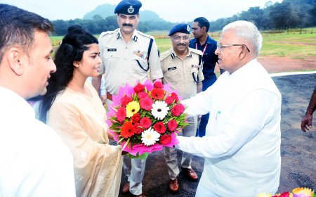 राज्यपाल श्री मंगू भाई पटेल का पचमढ़ी में आगमन हुआ  कमिश्नर एवं पुलिस महानिरीक्षक ने राज्यपाल की अगवानी की