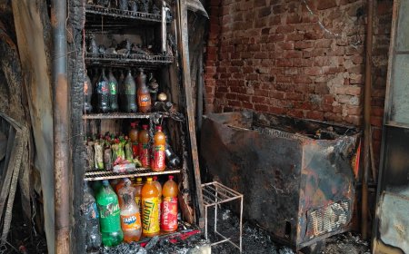 आग से खाक हुई कोल्ड्रिंक की दुकान: समाज सेवी लक्ष्मण बैस ने बढ़ाया मदद का हाथ