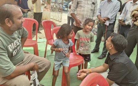 बच्चों के प्रति देखा कलेक्टर का संवेदनशील रवैया, बच्चों के सामने बैठ की उनसे आत्मीय चर्चा