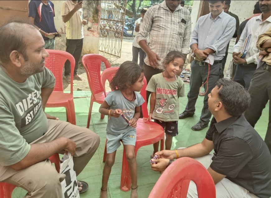 बच्चों के प्रति देखा कलेक्टर का संवेदनशील रवैया, बच्चों के सामने बैठ की उनसे आत्मीय चर्चा